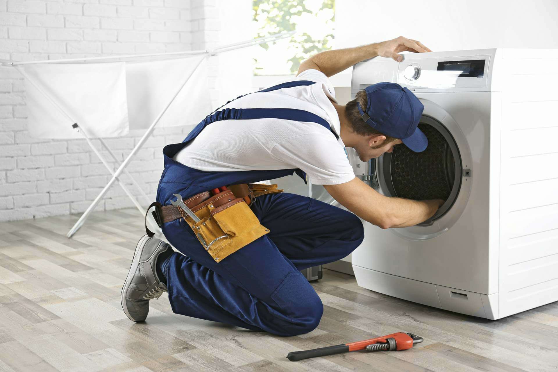 Técnico del servicio técnico Beko reparando electrodomésticos en Íscar
