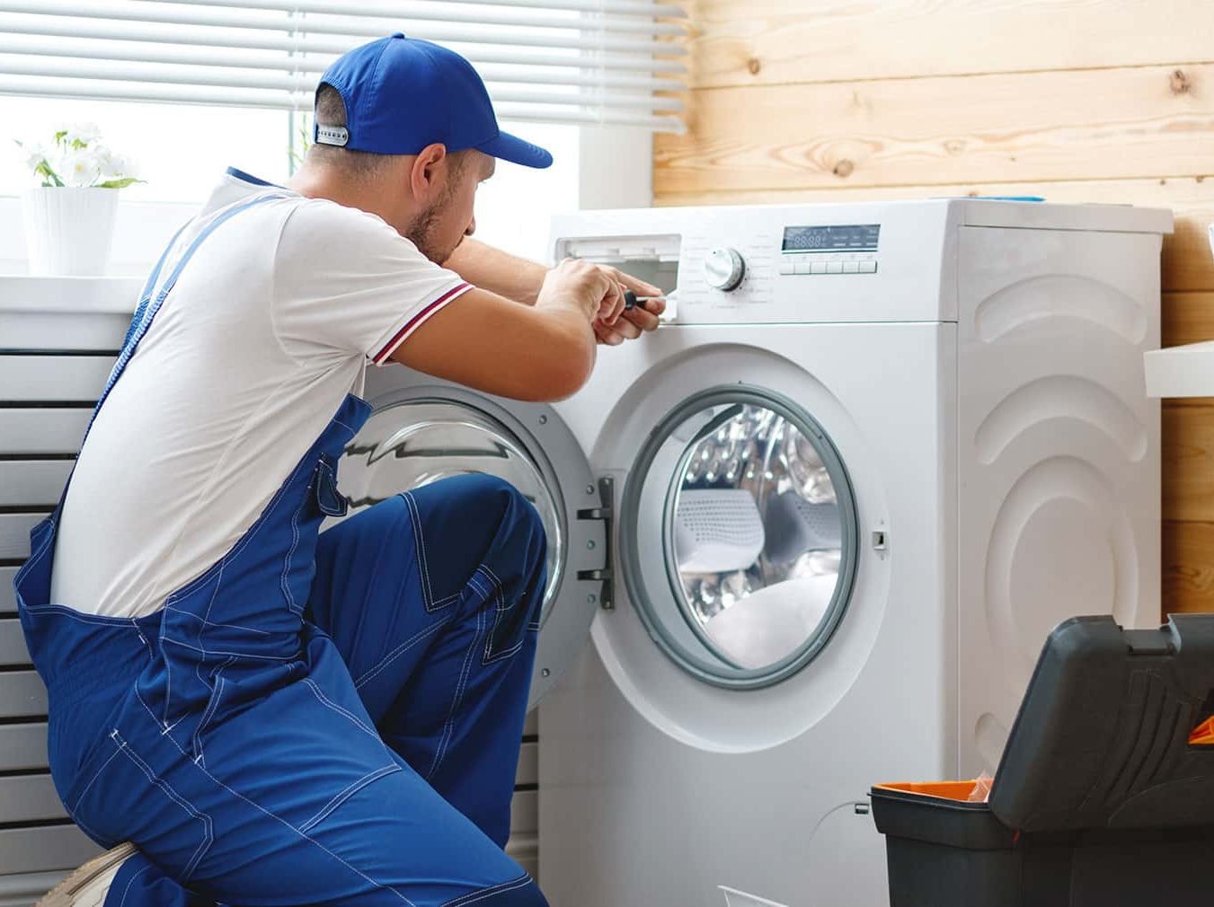 Técnico reparando electrodoméstico Beko en Boecillo